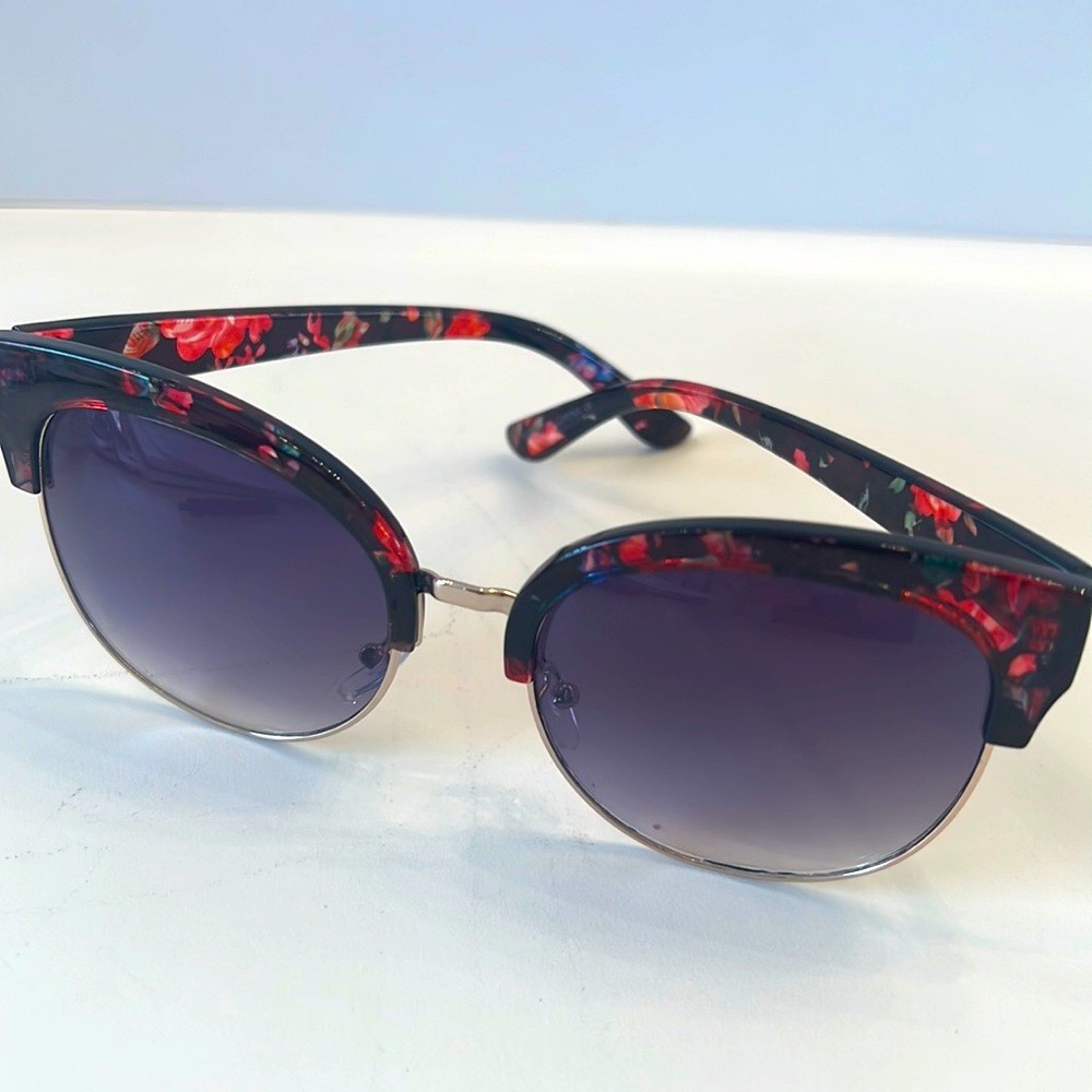 Gorgeous, cute, new, floral frame, sturdy, and straight, perfect condition.
